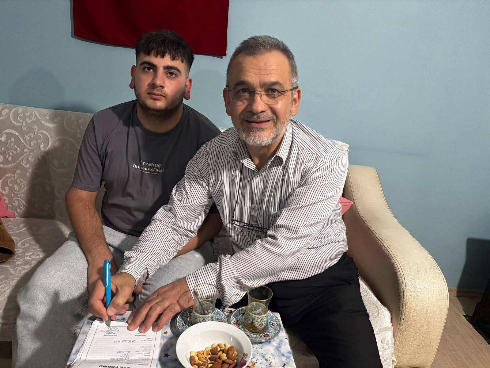 Gebze’de Siyasete Anlamlı Başlangıç: Eyüp Atar 18. Yaş Gününde Yeniden Refah Partisi’ne Üye Oldu