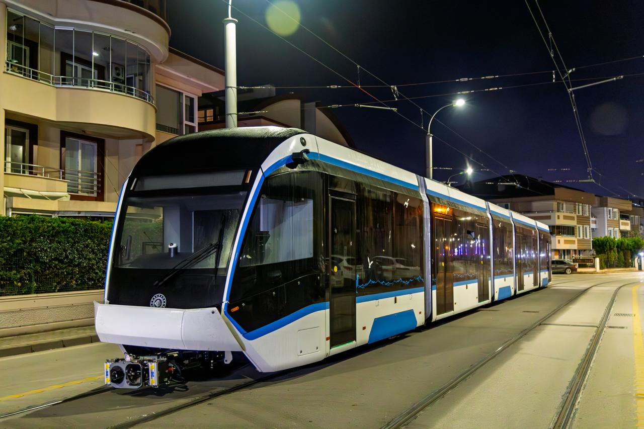5 Yeni Tramvayın İlki Raylara İndi: Kocaeli’de Raylı Sistem Güçleniyor